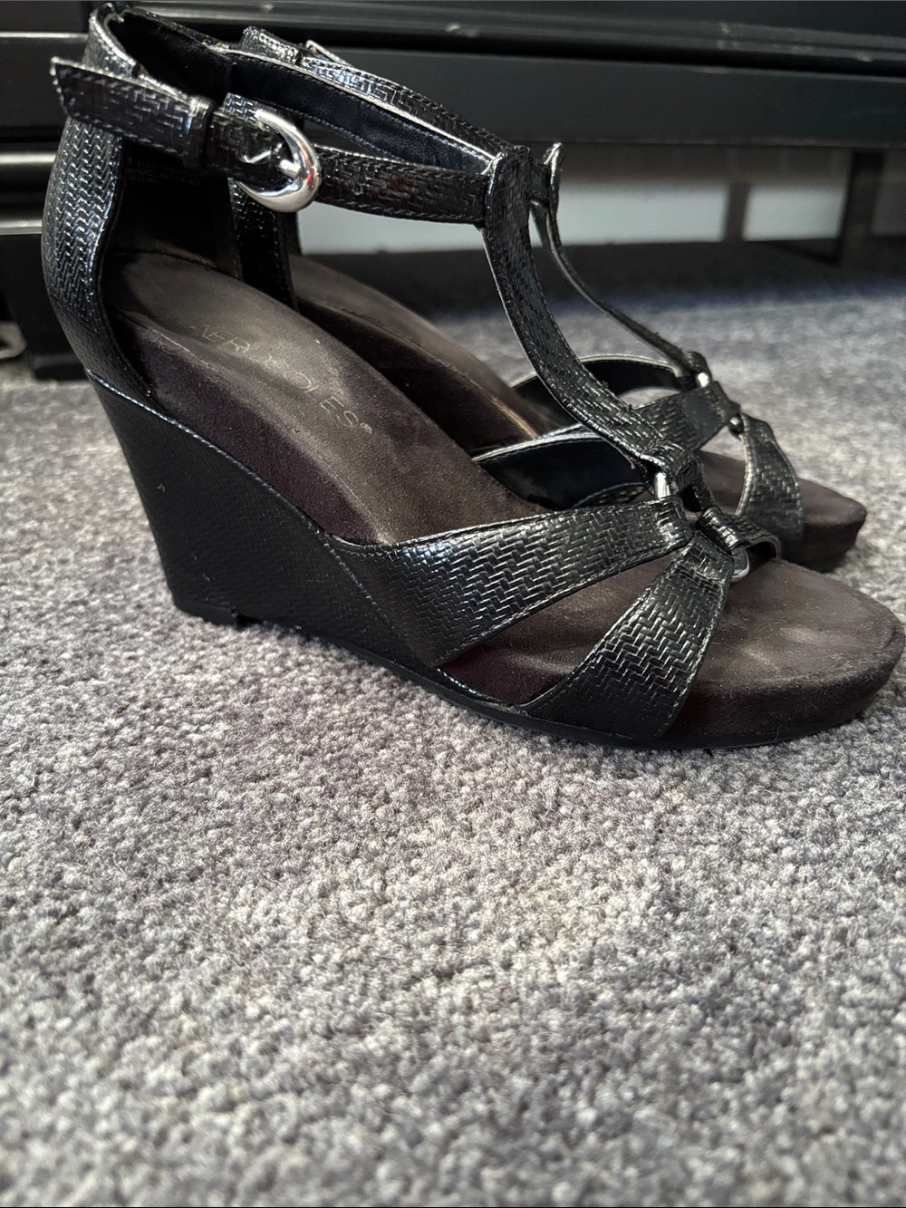 Aerosoles black wedge sandals